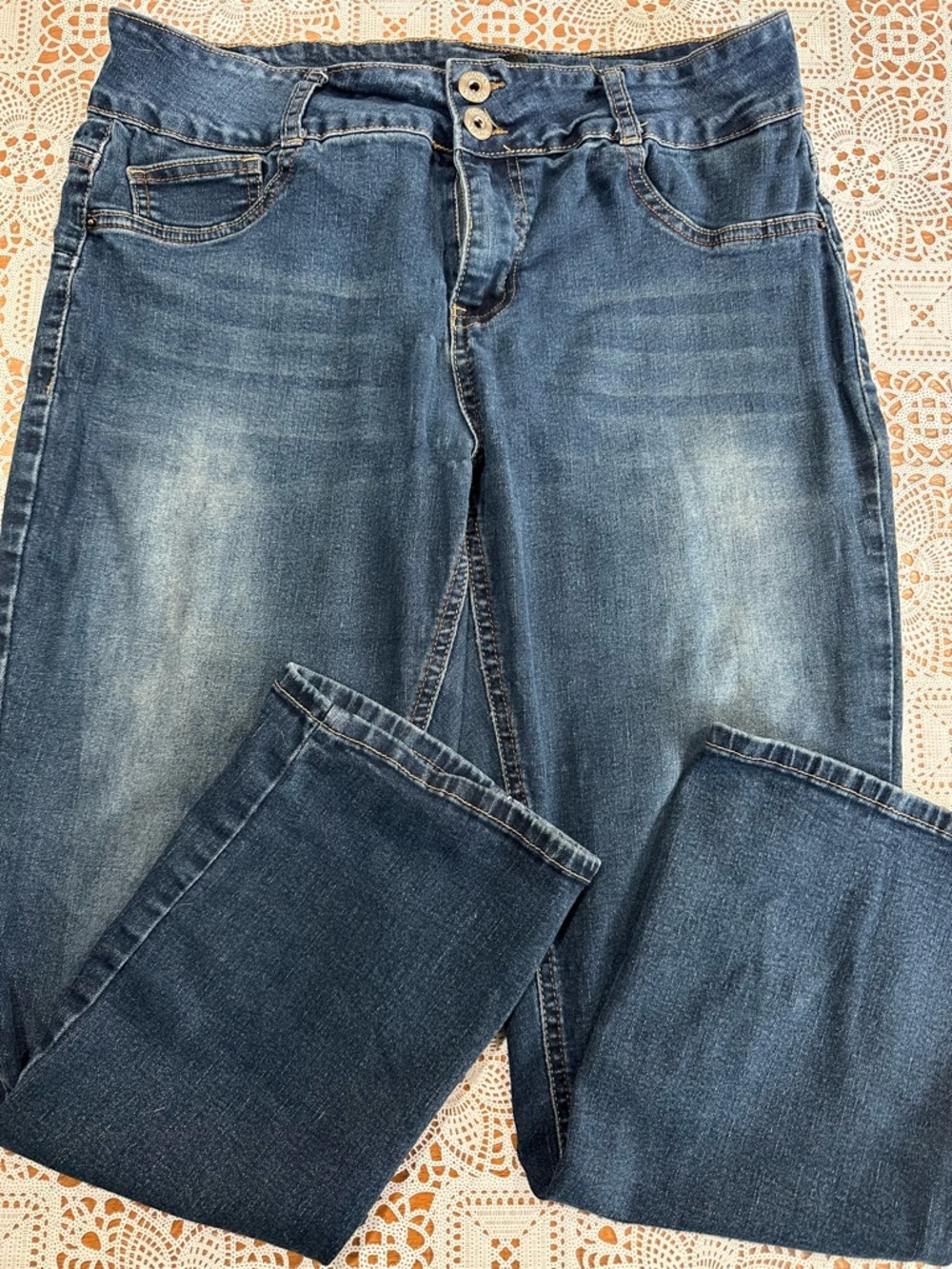 Women’s Straight Leg Jeans in Mid Blue Denim